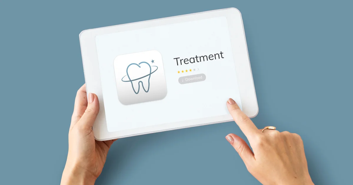 Paciente encontrando una clínica dental mediante una búsqueda en Google